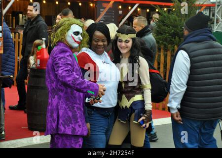 Londra, Regno Unito. 19 Nov 2021. Trafalgar Square mercato di Natale occupato il Venerdì pomeriggio. Credit: JOHNNY ARMSTEAD/Alamy Live News Foto Stock