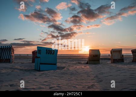 Splendida vista su una spiaggia con cabine a Langeoog, Germania settentrionale Foto Stock