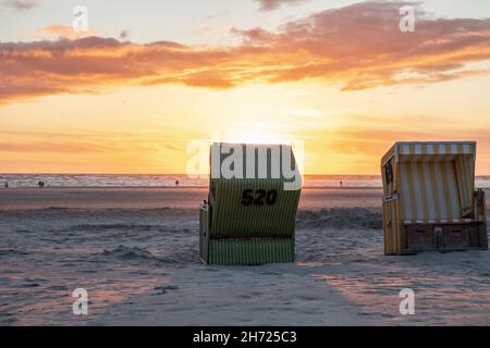 Splendida vista su una spiaggia con cabine a Langeoog, Germania settentrionale Foto Stock