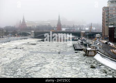 Mosca, Russia - 24 gennaio 2021: Vista del fiume Moskva e del Cremlino di Mosca in una mattinata invernale nebbia. Nebbia mattina d'inverno a Mosca. Foto Stock