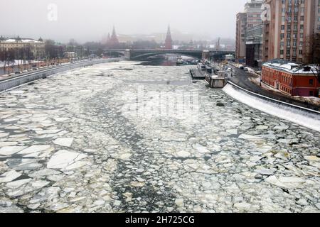 Mosca, Russia - 24 gennaio 2021: Vista del fiume Moskva e del Cremlino di Mosca in una mattinata invernale nebbia. Nebbia mattina d'inverno a Mosca. Foto Stock