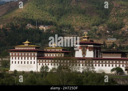 Il Thimphu Dzong nella capitale Thimphu è la sede del governo del regno montano himalayano del Bhutan. Foto Stock