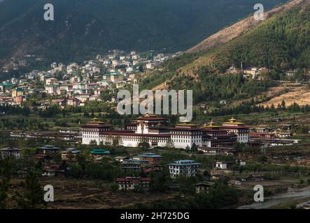 Il Thimphu Dzong nella capitale Thimphu è la sede del governo del regno montano himalayano del Bhutan. Foto Stock