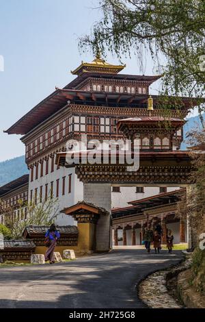 Persone che camminano attraverso la porta di accesso al complesso Thimphu Dzong a Thimphu, Bhutan. Foto Stock