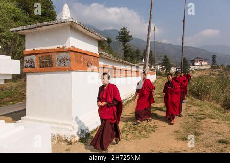 Giovani monaci buddisti alla scuola monastica di Dechen Phodrang a Thimphu, Bhutan. Foto Stock