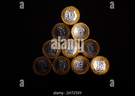 Albero di Natale a forma di bittocoins oro volante su sfondo nero. Investimento creativo in criptovaluta o concetto digitale blockchain. Mar. Stock Foto Stock
