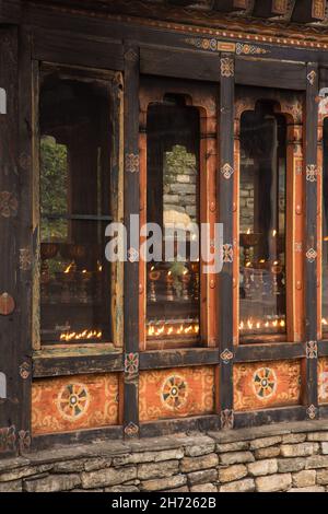 Un santuario pieno di candele votive al burro di yak presso il National Memorial Chorten a Thimphu, Bhutan. Foto Stock