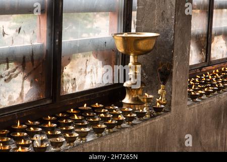 Caramelle votive al burro di yak che bruciano al monastero di Dechen Phodrang a Thimphu, Bhutan. Foto Stock
