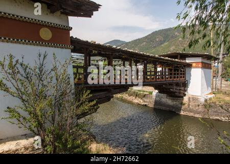 Un bazam o ponte di legno coperto a sbalzo sul fiume Thimphu o Wang a Thimphu, Bhutan. Foto Stock