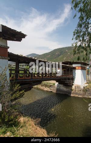 Un bazam o ponte di legno coperto a sbalzo sul fiume Thimphu o Wang a Thimphu, Bhutan. Foto Stock