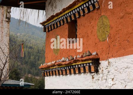 Dettaglio dell'architettura buddista con reliquie tsatsa al monastero di Dechen Phodrang a Thimphu, Bhutan. Foto Stock