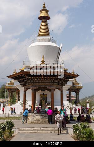 I fedeli buddisti circumambulano intorno allo stupa in stile tibetano del National Memorial Chorten a Thimphu, Bhutan. Foto Stock