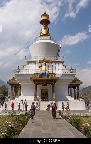 I fedeli buddisti circumambulano intorno allo stupa in stile tibetano del National Memorial Chorten a Thimphu, Bhutan. Foto Stock