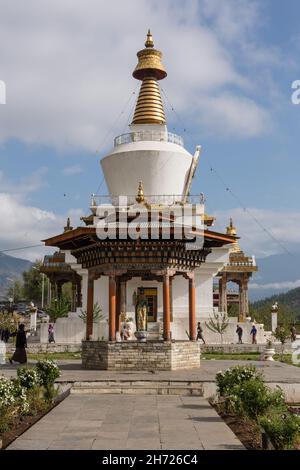 I fedeli buddisti circumambulano intorno allo stupa in stile tibetano del National Memorial Chorten a Thimphu, Bhutan. Foto Stock