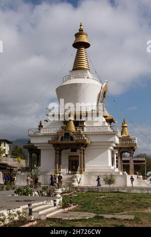 I fedeli buddisti circumambulano intorno allo stupa in stile tibetano del National Memorial Chorten a Thimphu, Bhutan. Foto Stock