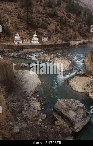 Uno stupa buddista in stile nepalese, uno stupa in stile tibetano e un coro in stile bhutanese a Chhuzom, Bhutan. Foto Stock