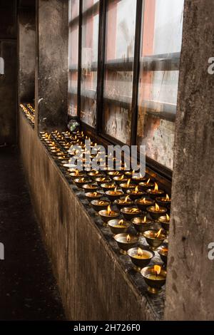 Caramelle votive al burro di yak che bruciano al monastero di Dechen Phodrang a Thimphu, Bhutan. Foto Stock