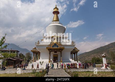 I fedeli buddisti circumambulano intorno allo stupa in stile tibetano del National Memorial Chorten a Thimphu, Bhutan. Foto Stock