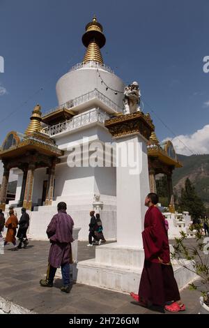 I fedeli buddisti circumambulano intorno allo stupa in stile tibetano del National Memorial Chorten a Thimphu, Bhutan. Foto Stock