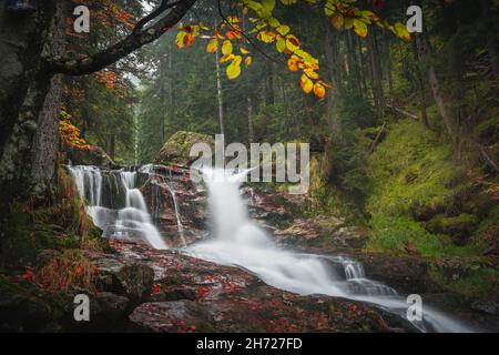 Una foto panoramica delle cascate Rissloch vicino a Bodenmais nella Foresta Bavarese, Germania Foto Stock