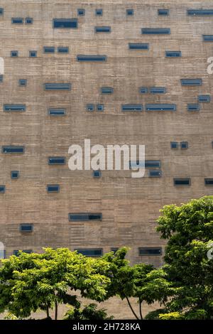 São Paulo, Brasile, 16 novembre 2021. Architettura moderna della facciata centrale del palazzo Praa das Artes, un complesso culturale a São Paulo, Brasile. Foto Stock