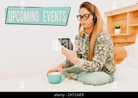 Firma che mostra gli eventi imminenti. Parola scritta su cosa che accadrà o si svolge presto occasione pianificata Entrepreneur che controlla e leggendo le email Foto Stock