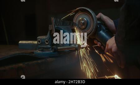 Macchina da taglio in ferro o acciaio in primo piano, importanza della sicurezza di usura Foto Stock