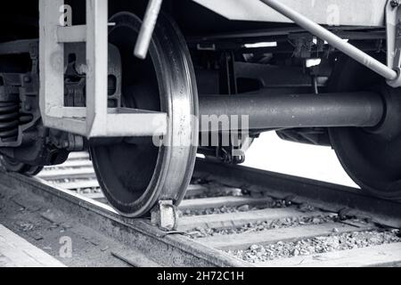 Primo piano tecnologia ruote ferroviarie industriali monocromatiche. Foto Stock
