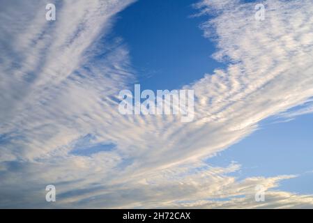 Altocumulus stratiformis undulatus formazione di nube di media altitudine Foto Stock