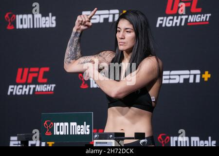 Las Vegas, Stati Uniti. 19 Nov 2021. 19 novembre 2021, Las Vegas, LAS VEGAS, NV, Stati Uniti: Las Vegas, NV - Novembre 19: Ketlen Vieira fa passi sulla scala per il peso ufficiale al UFC Apex per UFC Vegas 43 - Vieira vs Tate il 19 Novembre 2021 a Las Vegas, Stati Uniti. (Credit Image: © Louis Grasse/PX Imagens via ZUMA Press Wire) Credit: ZUMA Press, Inc./Alamy Live News Foto Stock