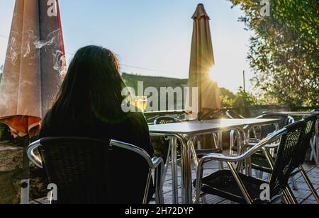 persona seduta su un bar terrazza Foto Stock