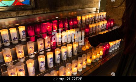 candele di offerta religiosa Foto Stock