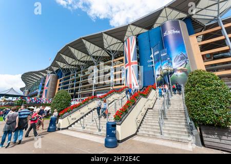 Grandstand all'ippodromo Royal Ascot, Royal Berkshire, Regno Unito, durante la Red Bull Air Race. Persone che arrampicano i gradini fino al supporto Foto Stock