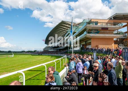 Grandstand all'ippodromo Royal Ascot, Royal Berkshire, Regno Unito, durante la Red Bull Air Race. Folle di persone in attesa di guardare il volo Foto Stock