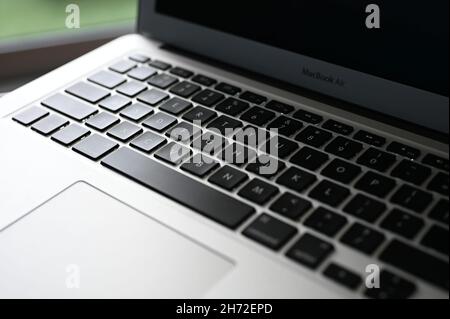 MacBook Air in primo piano su una tastiera Foto Stock