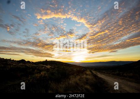 sentiero che conduce al sole Foto Stock