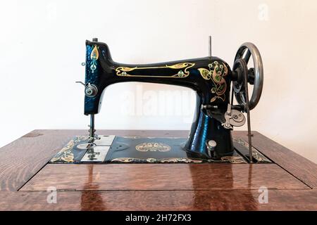Vecchia macchina da cucire in mobili di legno Foto Stock