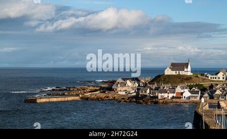 FINDOCHTY, MORAY, SCOZIA - 19 NOVEMBRE 2021: Questa è una vista sulla città di Findochty, Moray, Scozia, Regno Unito il 19 novembre 2021. Foto Stock