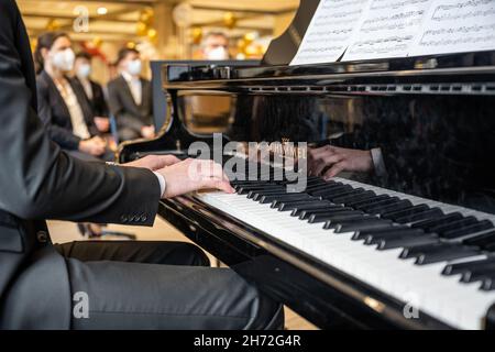 19.03.2021 Koblenz Germany - Male a mano sul pianoforte schimmel a festa evento cena primo piano piccola profondità di campo. Foto Stock