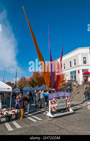 La strada è bloccata al mercato di Domenica di Fremont a Evanston Avenue N e N 34th Street a Fremont, Washington. Foto Stock