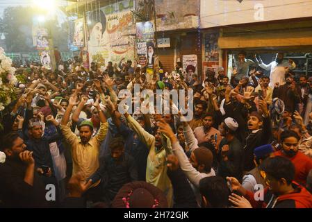 I sostenitori celebrano dopo Tehreek-e-Labbaik Pakistan (TLP) il capo Hafiz Saad Rizvi è stato rilasciato dalla prigione di Kot Lakhpat in Pakistan il 18 novembre. 2021. (Foto di Rana Sajid Hussain/Pacific Press/Sipa USA) Credit: Sipa USA/Alamy Live News Foto Stock