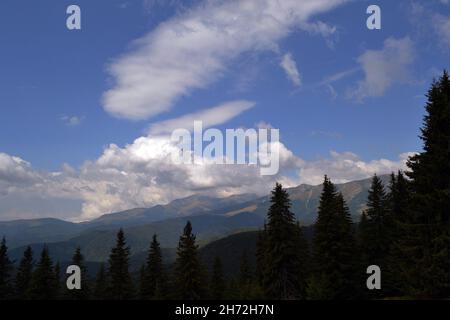 Panorama dei monti Parang dai Carpazi meridionali, il gruppo montuoso Parâng - Șureanu - Lotrului, essendo il più grande in termini di moun Foto Stock