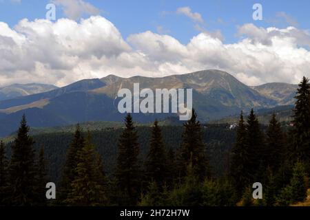 Panorama dei monti Parang dai Carpazi meridionali, il gruppo montuoso Parâng - Șureanu - Lotrului, essendo il più grande in termini di moun Foto Stock