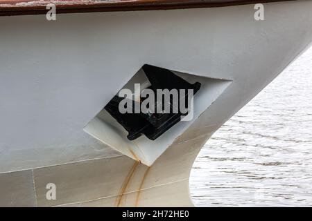 Ancora nera di una nave sbarcata nel porto Foto Stock