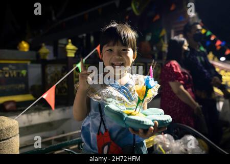 Thailandia. 19 Nov 2021. Una giovane ragazza ha visto tenere il Krathong durante il festival. Annuale Loy Krathong Festival 2021 lungo il fiume Chao Phraya a Bangkok, i credenti galleggiano krathong durante il festival, che si svolge come una simbolica scusa per la dea del fiume. (Foto di Phobthum Yingpaiboonsuk/SOPA i/Sipa USA) Credit: Sipa USA/Alamy Live News Foto Stock