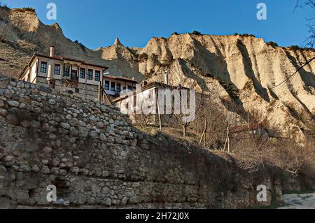 Vecchie case tradizionali sullo sfondo delle famose piramidi di sabbia con cantine nella città di Melnik, Bulgaria Foto Stock