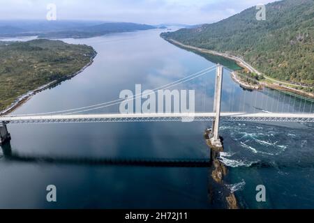 Vista aerea del ponte sospeso sul fiordo Efjord, strada E6, Norvegia settentrionale Foto Stock
