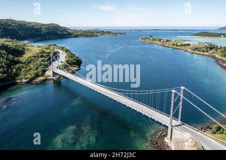 Veduta aerea del ponte sul fiordo di Straumsbotn, penisola di Straumsnes nella parte posteriore, RV 86 est del villaggio Hamn i Senja, isola di Senja, Norvegia Foto Stock