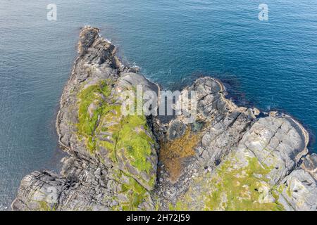 Vista aerea di un faro automatizzato al mare, Hamn i Senja, Senja, Senja isola, Norvegia. Foto Stock