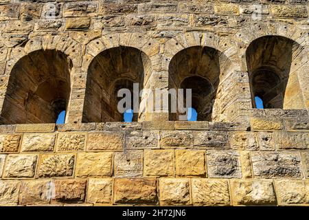 Finestre all'interno delle massicce alte mura di un antico castello medievale Foto Stock